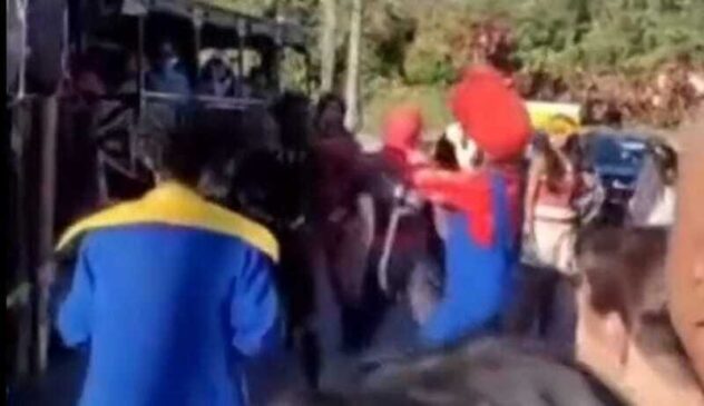 O Homem-Aranha acabou tendo uma fratura no nariz.