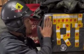 Na mochila de entrega, ele faz questão de colar os lacres de todos os pedidos que comeu após os clientes se negarem a descer para buscar.
