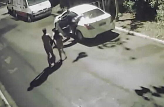As vítimas ficam no meio da rua nuas, antes dos ladrões fugirem jogam as roupas deles pela janela.