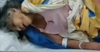 Um vídeo viralizou nas redes onde mostra a mulher sendo medicada ainda dentro do caixão.