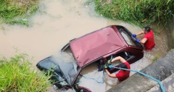 Mulher morre ao cair em córrego após perder controle do carro na Dutra em SP