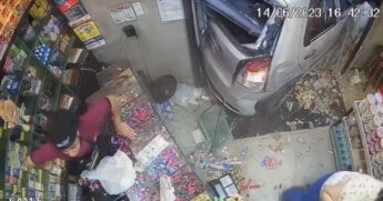 Carro invade padaria em Betim.