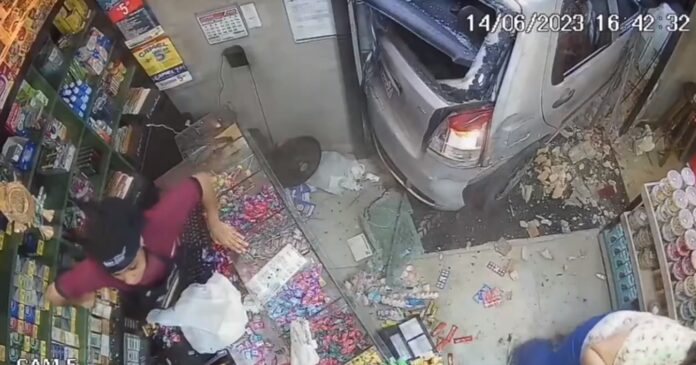 Carro invade padaria em Betim.