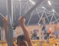 Em imagens, é possível ver os clientes agarrados nas escoras que dão suporte à barraca. Em seguida, a ventania leva os fregueses pelos ares junto com o toldo.