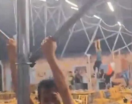 Em imagens, é possível ver os clientes agarrados nas escoras que dão suporte à barraca. Em seguida, a ventania leva os fregueses pelos ares junto com o toldo.