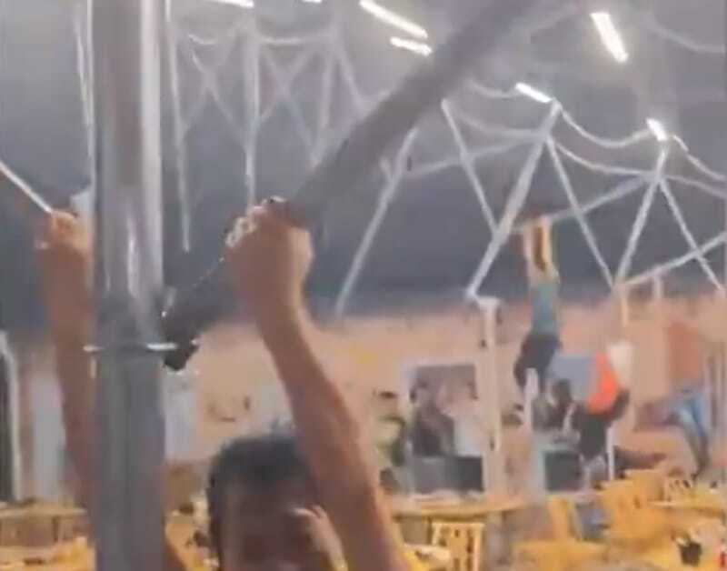 Em imagens, é possível ver os clientes agarrados nas escoras que dão suporte à barraca. Em seguida, a ventania leva os fregueses pelos ares junto com o toldo.