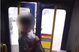 No mesmo instante, a mulher gritou e começou a dar golpes com um guarda-chuva no suspeito, que se levantou e foi em direção a uma das portas do coletivo forçando-a e pulando do veículo em movimento.