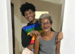 Ele decidiu pegar de volta a casa que havia presenteado a sua mãe.