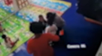 Nas imagens, é possível ver a diretora sacudindo e gritando com o menino dentro de sala de aula.