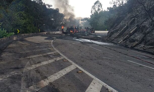 De acordo com a Polícia Rodoviária Federal (PRF), o motorista do caminhão morreu no local