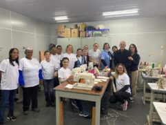 Acompanhado da primeira-dama, Selma de Fátima, o prefeito Elzo esteve no fundo social onde ocorrem as aulas