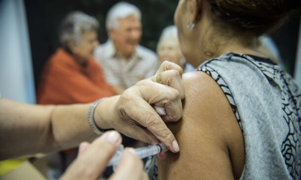 Os principais sinais e sintomas da doença, além das manchas vermelhas e bolhas no corpo, são mal-estar, cansaço, dor de cabeça, perda de apetite, febre baixa.
