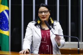 A deputada Juliana acredita que, mais do que tudo, os homens querem punir indígenas, mulheres e negros