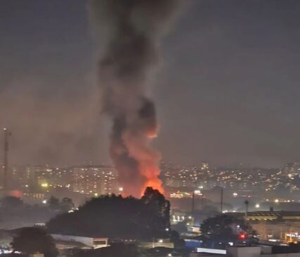 Por volta da 0h deste sábado (24), o fogo foi considerado extinto e as equipes permaneciam no local fazendo o trabalho de rescaldo.