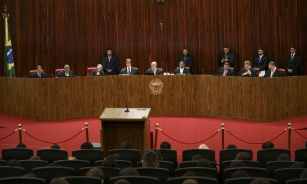 Tribunal Superior Eleitoral (TSE) deu início ao julgamento do processo que pode levar à inelegibilidade do ex-presidente Jair Bolsonaro