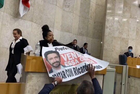 Momento em que o tucano João Jorge arranca o cartaz das mãos de Luana Alves