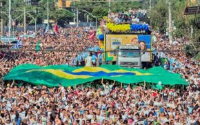 Foi Lula quem sancionou, em 2009, a lei que criou o Dia Nacional da Marcha para Jesus