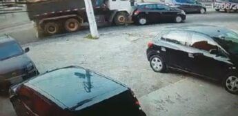 Momento da colisão entre caminhão e carro na Cidade Dutra, em São Paulo.