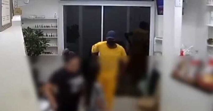 Nas imagens é possível ouvir o homem ameaçando a vítima para entregar itens de valor como celular e dinheiro.