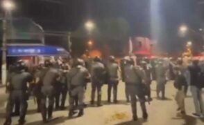 Em alguns vídeos viralizados nas redes sociais, é possível ver os torcedores correndo das bombas de efeito moral que a Polícia Militar precisou usar para dispersar os grupos. 