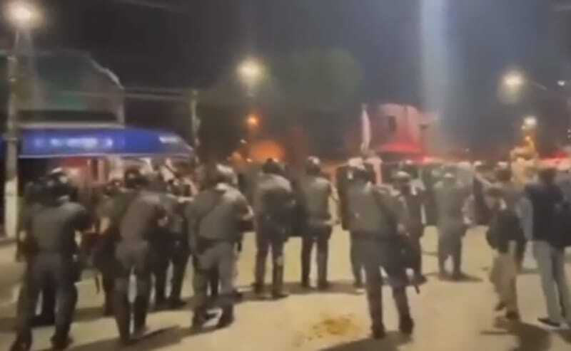 Em alguns vídeos viralizados nas redes sociais, é possível ver os torcedores correndo das bombas de efeito moral que a Polícia Militar precisou usar para dispersar os grupos. 