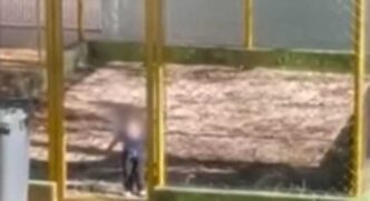 Em vídeo gravado por uma vizinha do centro de educação infantil localizado no Jardim Santa Rosália, a criança aparece sozinha, sob o sol, chorando e chamando pela mãe.