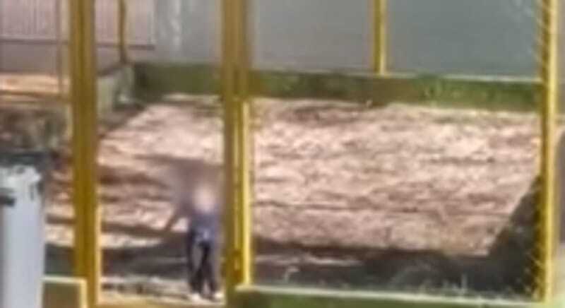 Em vídeo gravado por uma vizinha do centro de educação infantil localizado no Jardim Santa Rosália, a criança aparece sozinha, sob o sol, chorando e chamando pela mãe.