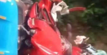 No vídeo, é possível ver um carro vermelho destruído entre dois caminhões de carga