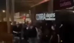 Em imagens viralizando pelas redes sociais, é possível ver o ônibus em um