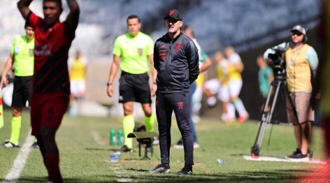 Ele estava no Athletico Paranaense, este ano, onde foi campeão paranaense e deixou o cargo com 73% de aproveitamento.