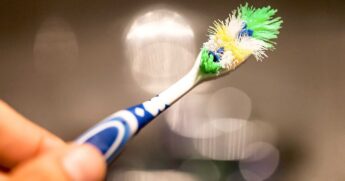 Escovas de dentes destampadas podem aumentar na proliferação de bactérias