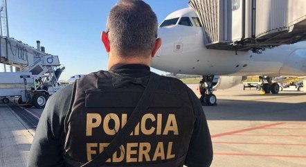 PF apreende drogas em aeroporto.
