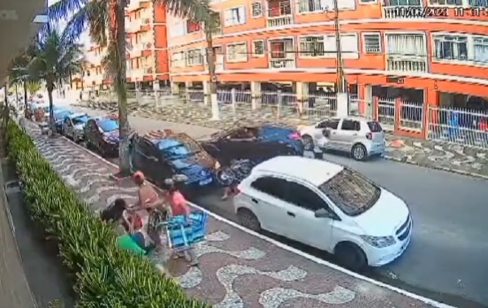 Motorista atinge a dupla em Praia Grande