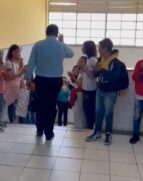 Professor ganha homenagem ao se aposentar