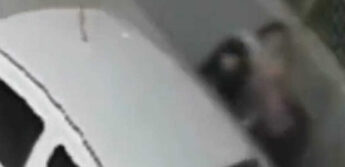 Um motorista de aplicativo foi flagrado agredindo, derrubando e arrastando uma mulher que estava com um bebê de colo após uma viagem interrompida que terminou em um posto de combustíveis na zona norte de São Paulo.