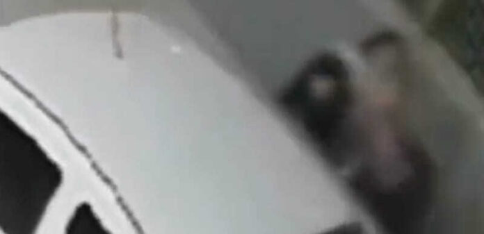 Um motorista de aplicativo foi flagrado agredindo, derrubando e arrastando uma mulher que estava com um bebê de colo após uma viagem interrompida que terminou em um posto de combustíveis na zona norte de São Paulo.