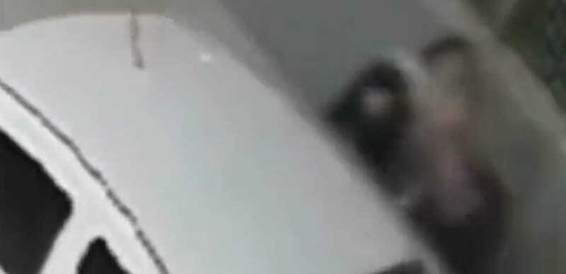 Um motorista de aplicativo foi flagrado agredindo, derrubando e arrastando uma mulher que estava com um bebê de colo após uma viagem interrompida que terminou em um posto de combustíveis na zona norte de São Paulo.