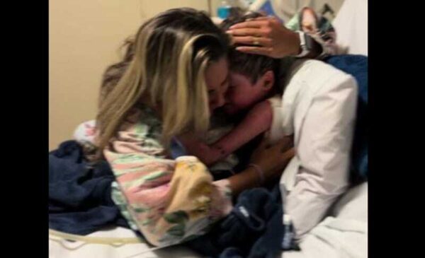 No vídeo postado no TikTok da nutricionista, é possível vê-la chegando no quarto do hospital comovida. Assim que vê o filho, se emociona, e os dois choraram de alegria ao se reecontrarem.