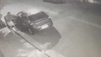 Imagens de uma câmera de segurança registraram o momento do crime