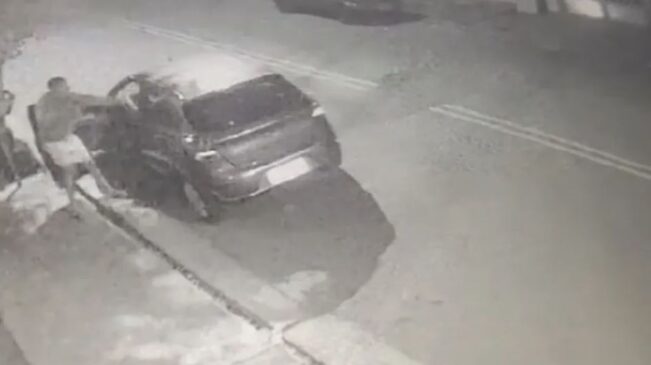 Imagens de uma câmera de segurança registraram o momento do crime