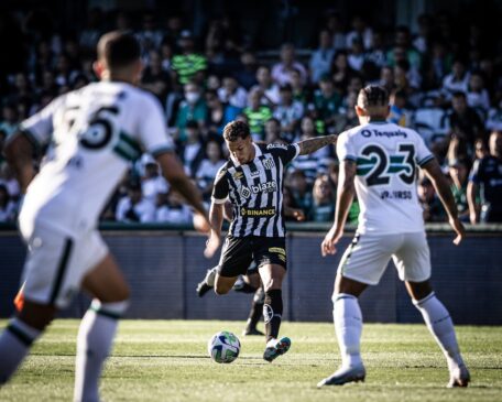 Santos e Coritiba durante partida pelo Campeonato Brasileiro