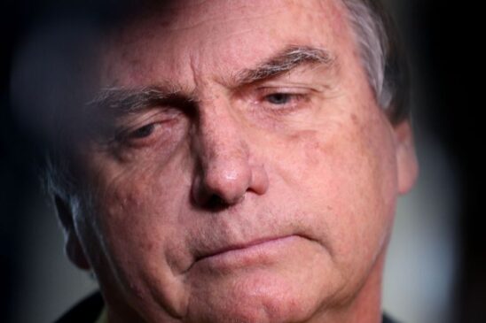 O ex-presidente Jair Bolsonaro desembarca no aeroporto Santos Dumont e fala sobre o julgamento no TSE que pode torná-lo inelegível.