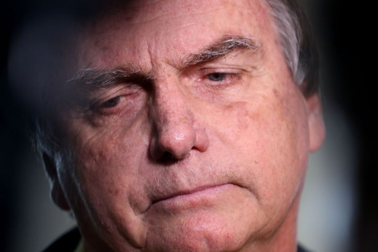 O ex-presidente Jair Bolsonaro desembarca no aeroporto Santos Dumont e fala sobre o julgamento no TSE que pode torná-lo inelegível.