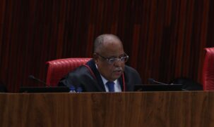 O ministro Benedito Gonçalves, do Tribunal Superior Eleitoral (TSE), votou nesta terça-feira (27) pela condenação do ex-presidente Jair Bolsonaro