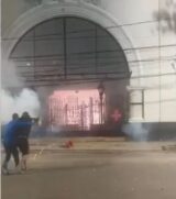 Vascaínos atacaram com rojões a fachada do estádio São Januário
