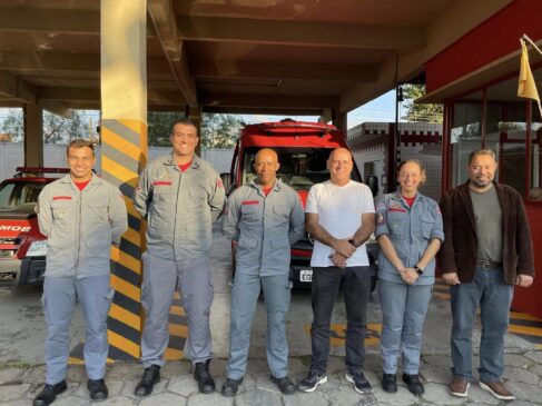 O vice-prefeito Manoel Arantes e a 1ª Tenente Débora Peixoto, comandante da estação de Bombeiros de Jacareí