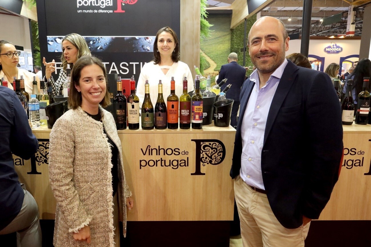 Mariana Cavaca, enóloga chefe, Bernardo Malhador, diretor comercial e Maria do Carmo Leal, comercial da Adega de Redondo