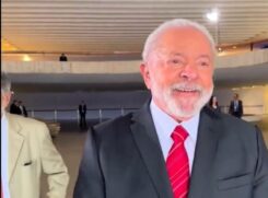 O presidente Luiz Inácio Lula da Silva (PT), corintiano fanático, apareceu sorridente e celebrando a classificação do Timão na Copa do Brasil.