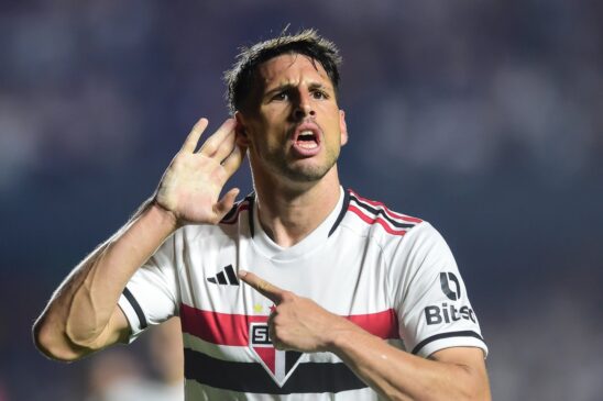 Jonathan Calleri celebra um dos gols da goleada são-paulina
