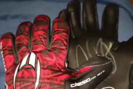 Luva autografada pelo goleiro Cássio, do Corinthians
